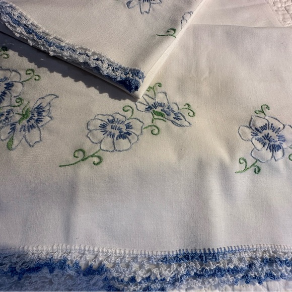 VINTAGE EMBROIDERED PILLOWCASES - Picture 4 of 6